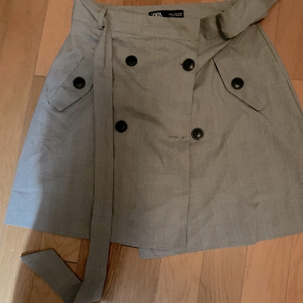 Mini skirt high wasted, double buttoned.